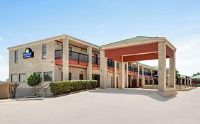 Days Inn By Wyndham San Antonio Near Fiesta Park